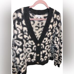 Threaded Leaf Black & White Super Soft Sweater Size Medium NWT